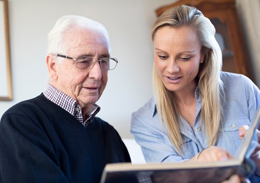 Ældre mand kigger på billeder med sit barnebarn.
